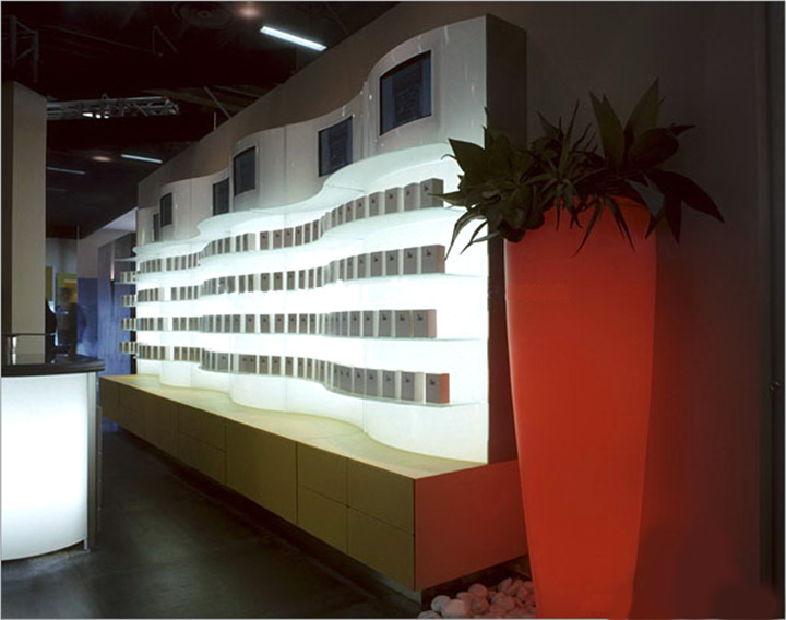 Аптека за рубежом: минимализм во всем — обилие стекла и подсветки наполняет аптеку воздухом и ощущением дополнительного пространства 